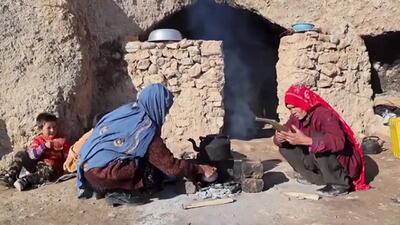 (ویدئو) نحوه پخت سنتی و جالب «آبگوشت مرغ» به روش یک مادر و دختر غارنشین افغان
