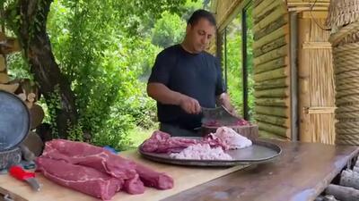 (ویدئو) نحوه پخت غذا با شتر 600 کیلویی توسط یک آشپز مشهور روستایی آذربایجانی
