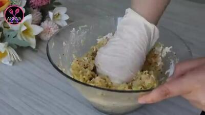 (ویدئو) نحوه پخت یک کوکوی ارزان و آسان با برنج و کدو سبز به روش آشپز ترکیه ای