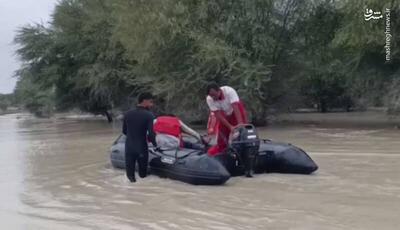 فیلم/امدادرسانی با قایق در مناطق سیل‌زده شهرستان دشتیاری سیستان‌وبلوچستان