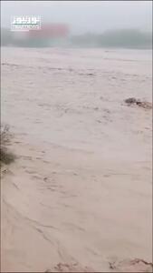 فیلم نفسگیر از لحظه نجات معجزه آسای خودرو گرفتار در سیلاب / در دلگان رخ داد