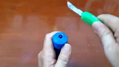 فیلم/  چطور لوله پلاستیکی آب را در یک دقیقه به دسته چاقو تبدیل کنیم؟