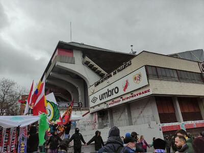 زنجیره انسانی علیه تخریب ورزشگاه قدیمی اسپانیا (عکس)
