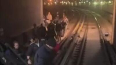 سرگردانی مسافران روی ریل مترو تهران در خط یک/ خطر مرگ بیخ گوش مسافران بود (فیلم)