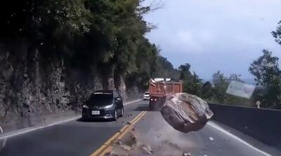 لحظه سقوط تخته سنگ‌های بزرگ روی خودرو‌ها (فیلم)