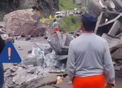 ببینید / لحظه هولناک رانش زمین در پرو و سقوط سنگ‌های غول پیکر روی خودرو‌ها