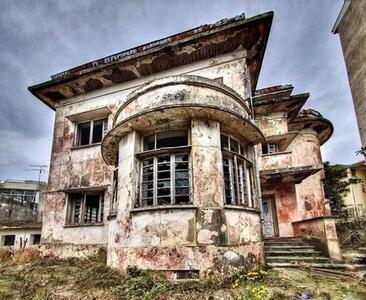 (عکس) این خانه مشهور از دوره پهلوی اول در بندر انزلی در حال تخریب است