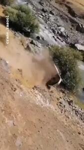 (ویدئو) زنجیره انسانی برای نجات یک انسان از داخل ماشینِ در حال پرت شدن به دره