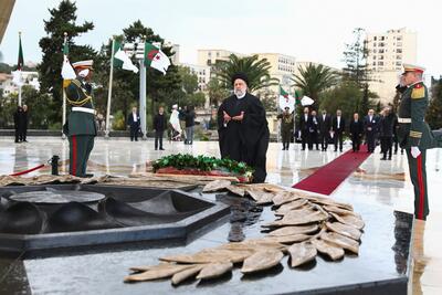ادای احترام رئیس جمهور  به شهدای انقلاب الجزایر