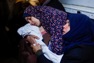 غزه؛ تصاویر رویترز از وداع مادر با دوقلوهایی که در جنگ «به دنیا آمدند» و در جنگ «شهید» شدند | خبرگزاری بین المللی شفقنا