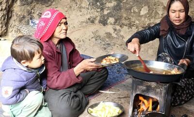 پخت یک غذای محلی با مرغ و سیب زمینی توسط یک خانواده غارنشین افغان (فیلم)