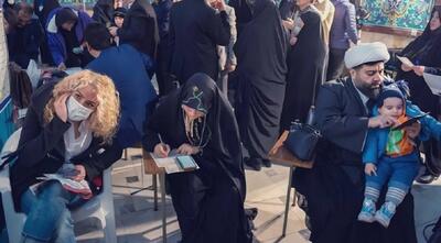 زن رای‌ دهنده‌ی حسینیه ارشاد با ظاهری متفاوت (فیلم)