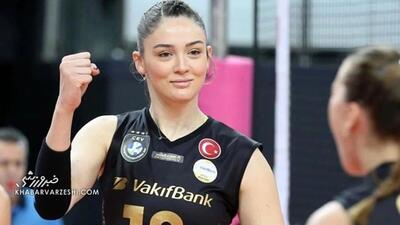 والیبالیست زیبای ترکیه سر زبان‌ ها افتاد/ زهرا گونش کیست؟