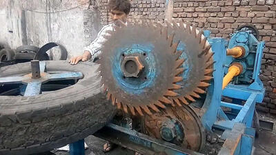 (ویدئو) روش هوشمندانه پاکستانی ها برای بُرش، بازیافت و تبدیل لاستیک های کهنه