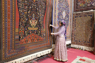 راز بازگشت فرش‌ های لاکی | چگونه فرش‌ های افغان‌ بافت را از فرش ایران تشخیص دهیم؟
