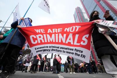 اعتصاب پزشکان در سئول؛ معترضان به تعلیق پروانه طبابت تهدید شدند!