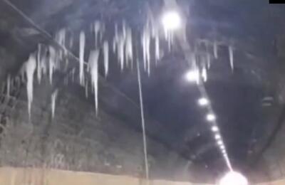 (ویدئو) پاکسازی قندیل‌های یک متری تونل‌های جاده چالوس