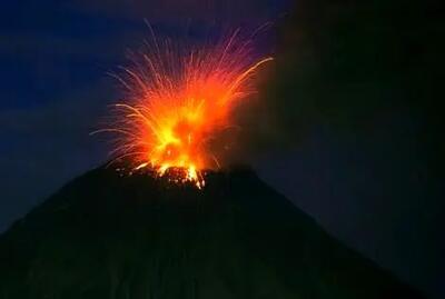 فوران آتشفشان در پارک ملی اکوادور/ فیلم