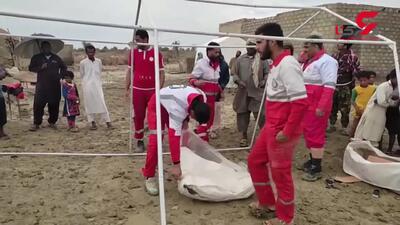 فیلم تلاش ۲۸۹ تیم هلال احمر در سیستان و بلوچستان/ از امداد به سیل زدگان تا بازی با کودکان/ مردم نیازمند پتو، موکت و کنسرو
