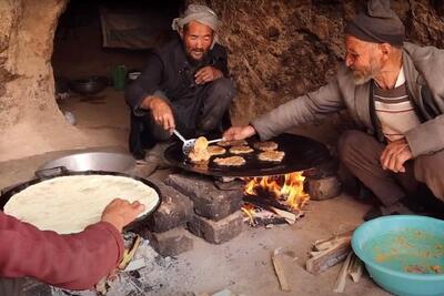 پخت نان و کباب تابه‌ای با گوشت بره و گاو به سبک غارنشین افغان (فیلم)