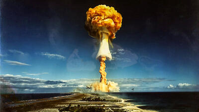 عکس ترسناک از انفجار یک بمب هسته‌ای زیر آب!