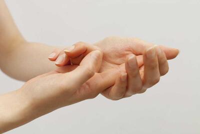 چرا مفاصل انگشتان سفت و دردناک می‌شوند؟