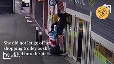 (ویدئو) بلایی که کرکره یک فروشگاه بر سر زن سالخوره آورد