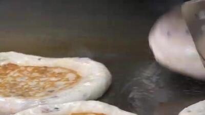 (ویدئو) غذای خیابانی محبوب در کُره؛ پخت پنکیک شیرین توسط آشپز مشهور سئولی