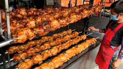(ویدئو) غذای خیابانی در بانکوک؛ پخت 200 مرغ به روش آشپز مشهور تایلندی