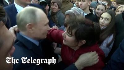 (ویدئو) پوتین دو زن را در اقدامی نادر در آغوش گرفت