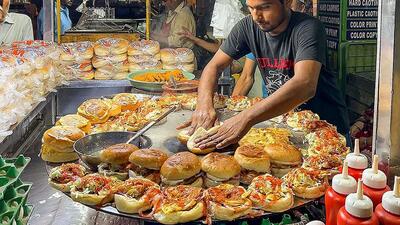 (ویدیو) غذای خیابانی در کراچی پاکستان؛ پخت برگر با ۳۰ عدد تخم‌مرغ و شامی‌کباب