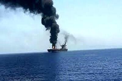 کشتی آمریکایی در آتش/ قایق‌های نجات در حال انتقال خدمه کشتی هستند