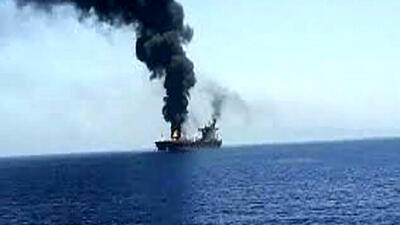 کشتی آمریکایی با شلیک موشک آتش گرفت/ قایق‌های نجات در حال انتقال خدمه کشتی هستند