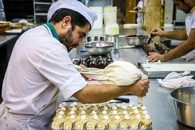 شیرینی در ایران خیلی گران نیست /  شکر در ۱۵ روز اخیر ۱۲ هزار تومان گران شده / اگر دلار گران شود، شیرینی هم گران می‌شود / ۶۰ درصد اقلامی که ما استفاده می‌کنیم، وارداتی است / تعداد شیرینی‌فروشی‌ها نسبت به سال گذشته کم شده