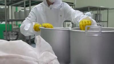 (ویدئو) فرآیند تهیه یک آبمیوه خاص با برنج و کدو تنبل در یک کارخانه مشهور کره ای