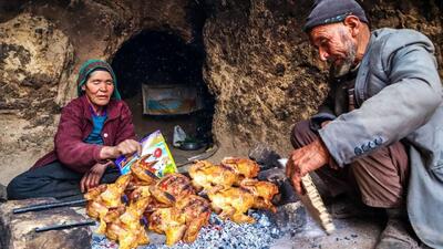 (ویدئو) فرآیند دیدنی کباب کردن 5 مرغ به سبک و سیاق یک زوج غارنشین افغان