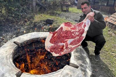 (ویدئو) روش خلاقانه آشپز مشهور آذربایجانی برای کباب کردن ران گاو بزرگ در تنور