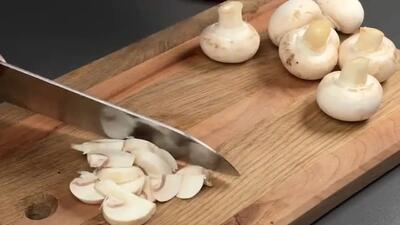 (ویدئو) با دو تکه سینه مرغ و قارچ این غذای متفاوت فرانسوی را در خانه درست کنید