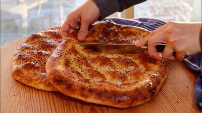 (ویدئو) اگر صف نانوایی کلافه تان می کند، خودتان این نان ترکیه ای ساده را درست کنید