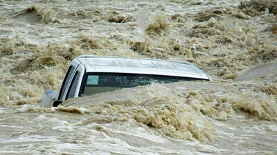 ببینید / فرار عجیب خودرو از سیلاب!
