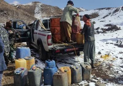 توزیع نفت بین عشایر گرفتار در برف نهبندان - تسنیم