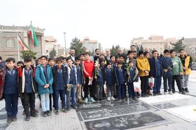 نخستین یادواره 92 شهید دانش‌آموز اسلامشهر برگزار شد - تسنیم
