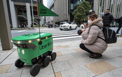 فیلم| تحویل غذا با ربات در خیابان‌های توکیو