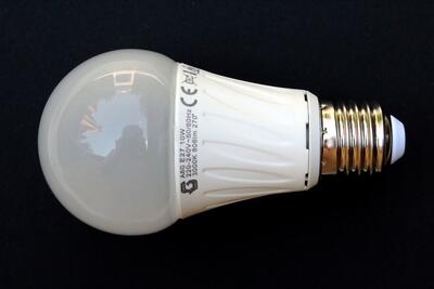 چگونه با نوار چسب ، یک لامپ LED قدیمی را در منزل تعمیر کنیم؟ (فیلم)