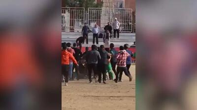 ببینید / کتک‌کاری شدید در لیگ نوجوانان؛ حمله به نوجوانان ذوب‌آهن در یزد
