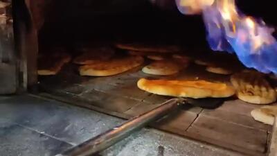 (ویدئو) نحوه پخت نان بربری در نانوایی از نمای نزدیک