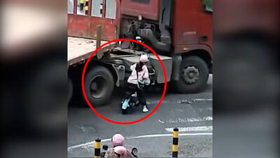 ببینید / نجات معجزه آسای کودک از تصادف با کامیون