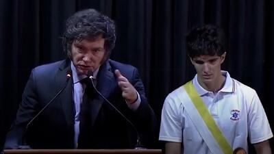 لحظه بیهوش شدن یک دانش آموز کنار رئیس جمهور آرژانتین (فیلم)