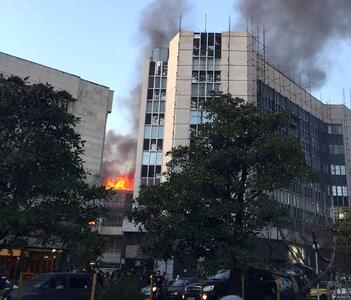 (ویدئو) آتش‌سوزی گسترده در ساختمان ۵ طبقه خیابان کریمخان