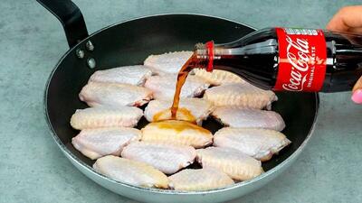 (ویدئو) طرز پخت یک غذای خوشمزه با بال مرغ و نوشابه به روش آشپز رومانیایی